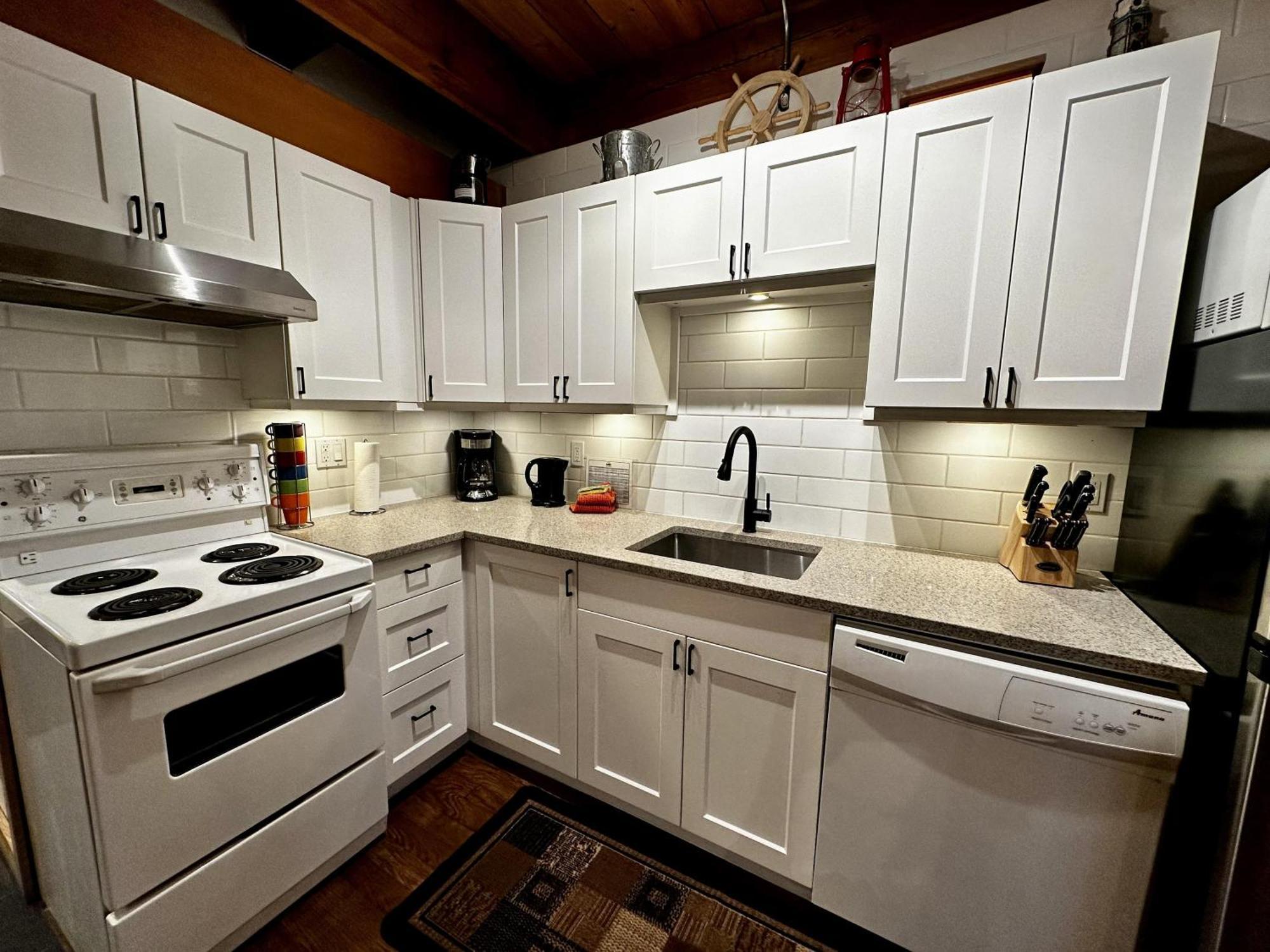 Waterfront Timber Frame Cottage! Ucluelet Exterior foto